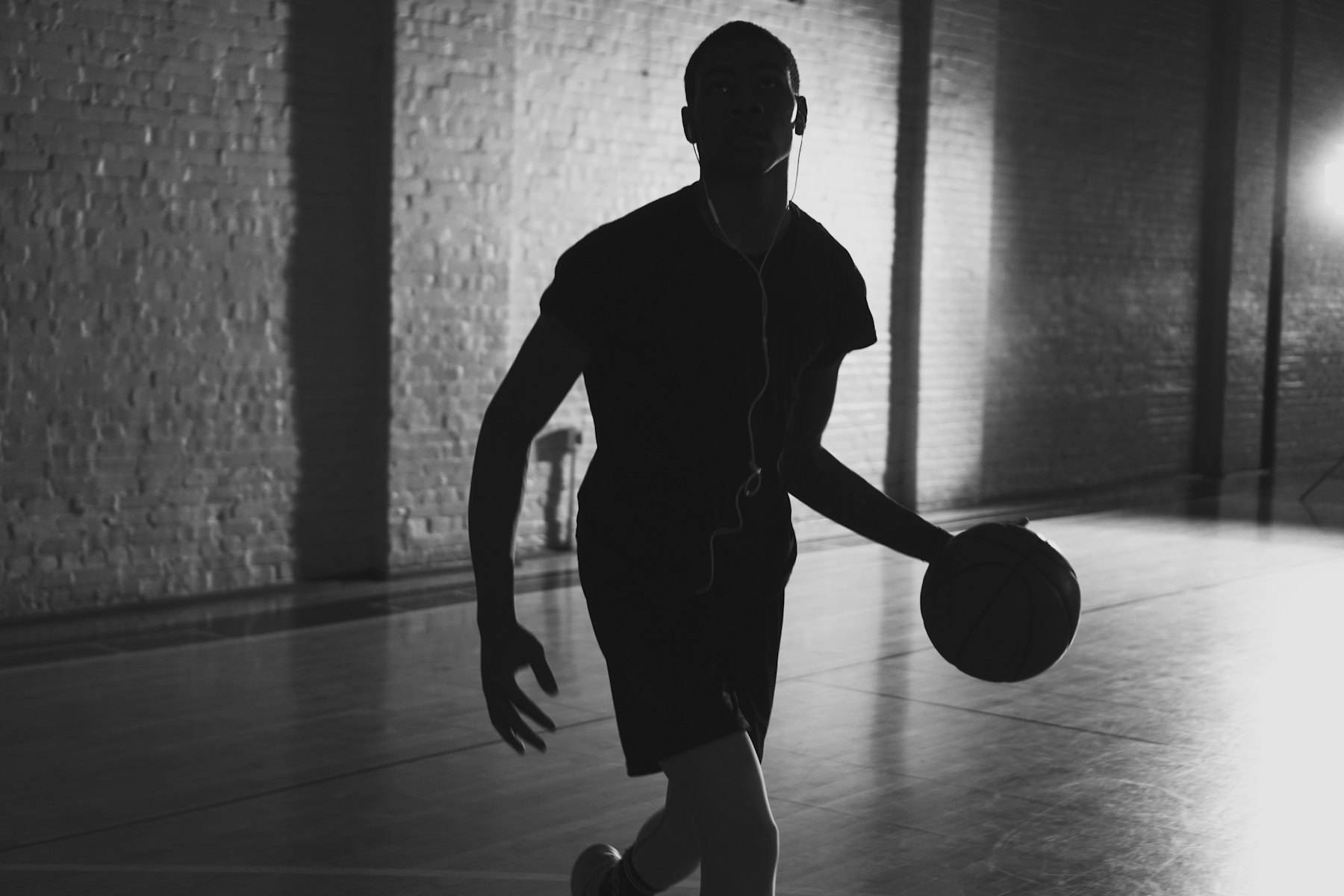 Jugador de baloncesto entrenando en una cancha cubierta