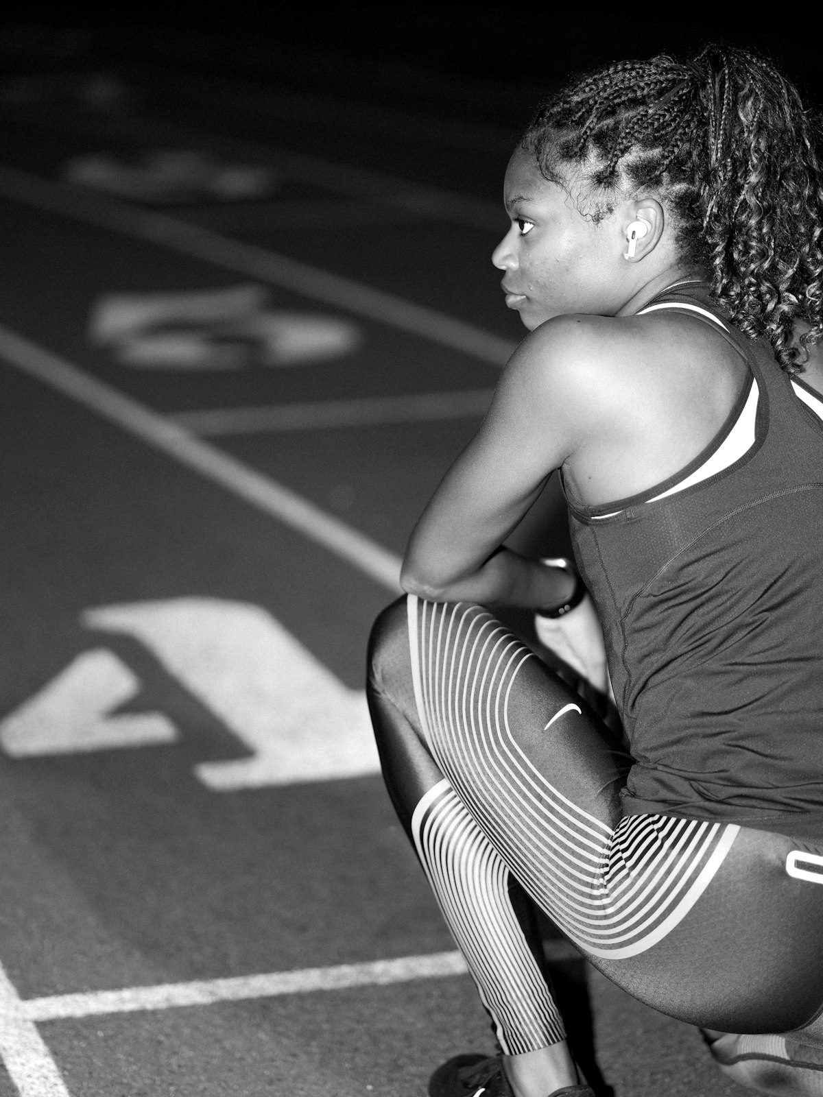 Atleta concentrada en la línea de salida de la pista
